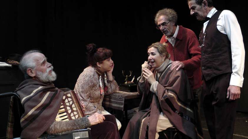 El Teatro Estudio de Gijón regresa a la escena de Avilés con la doble función «Gris de ausencia» y «El acompañamiento»