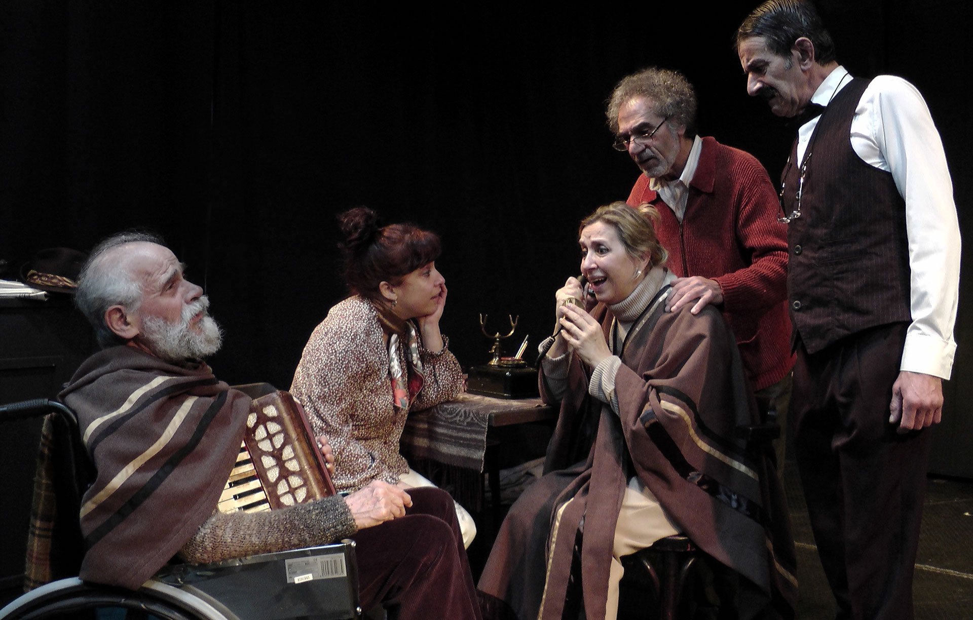 El Teatro Estudio de Gijón regresa a la escena de Avilés con la doble función «Gris de ausencia» y «El acompañamiento»